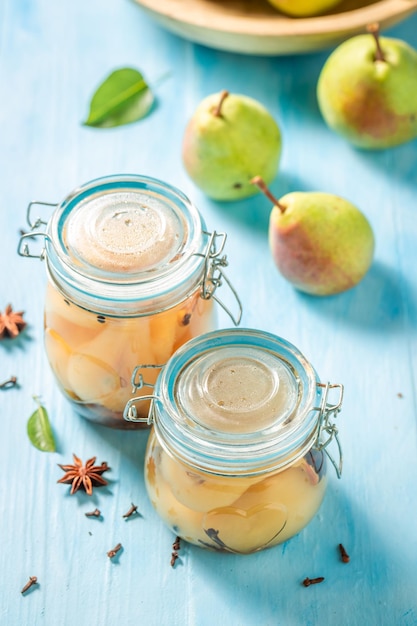 Poires marinées maison aux épices et au sucre