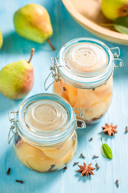 Poires marinées sucrées au sucre et au vinaigre