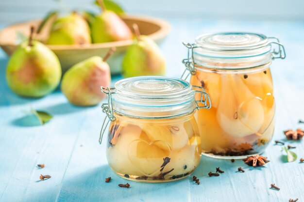 Poires marinées sucrées en pot aux épices