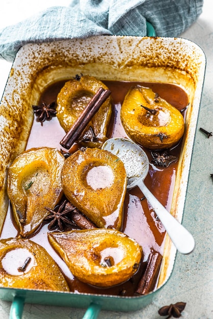 Poires mûres en sauce caramel et épices festives