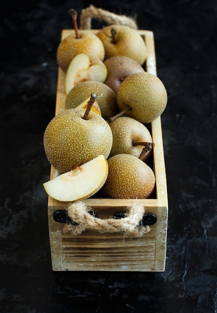 Poires Nashi (pommes Poires Ou Poires Asiatiques) Dans Une Boîte En Bois Sur Fond Sombre