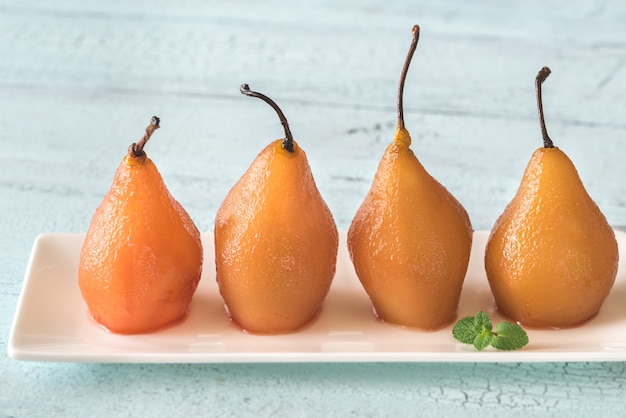 Poires pochées sur l'assiette