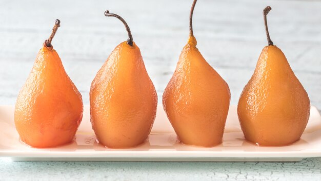 Poires pochées sur l'assiette