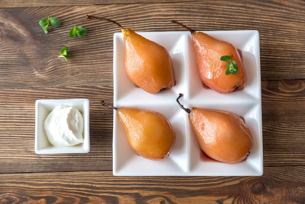 Poires pochées sur l'assiette