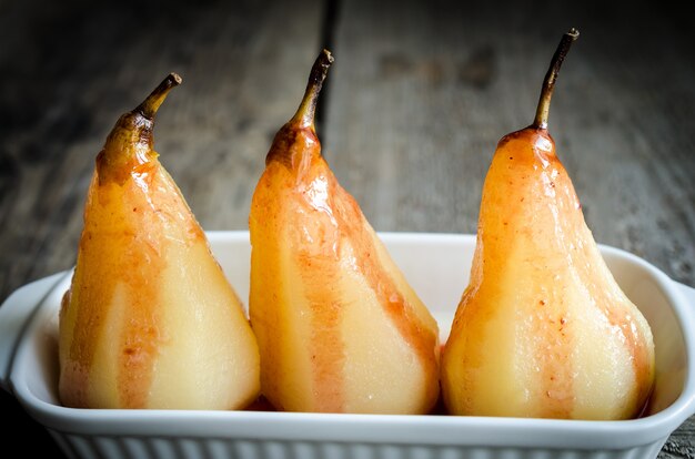 Poires pochées au vin blanc au sirop rouge