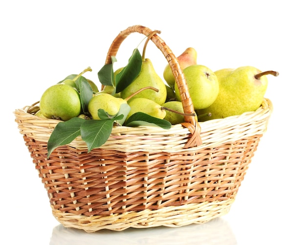 Poires savoureuses juteuses dans le panier isolated on white