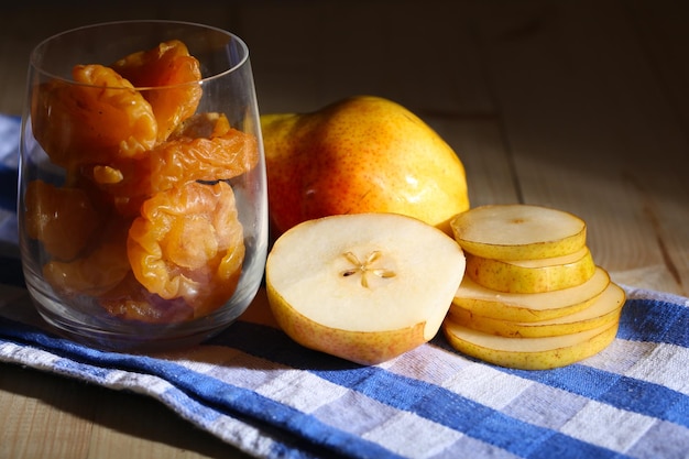 Poires séchées sur fond de bois