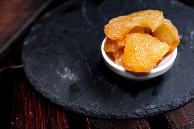 Poires séchées sur fond noir sur table en bois.