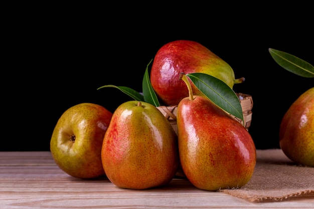 Poires sucrées dans le panier