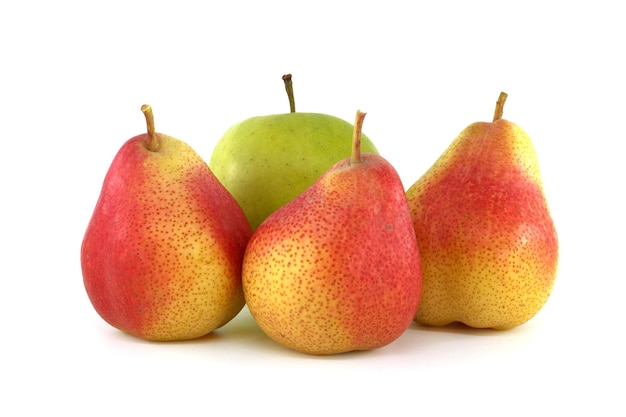 Poires avec tige et pomme verte isolées sur blanc