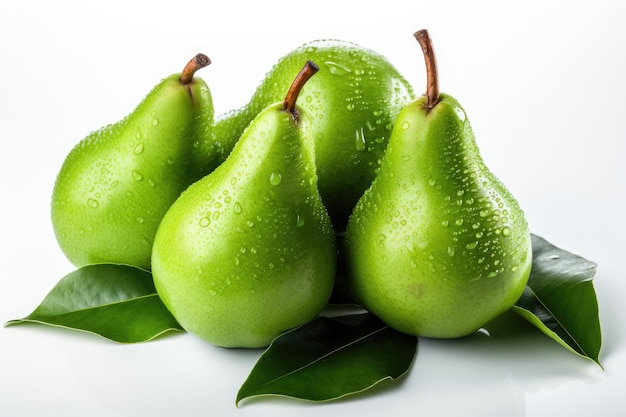 Des poires vertes parfaitement mûres, des fruits avec des feuilles et des gouttes d'eau isolées sur un fond blanc