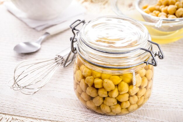 Pois chiches au repos dans la compote à cuire pour faire de l'ingrédient végétalien aquafaba en préparation dans la cuisine