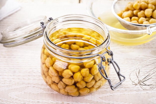 Pois chiches au repos dans la compote à cuire pour faire de l'ingrédient végétalien aquafaba en préparation dans la cuisine