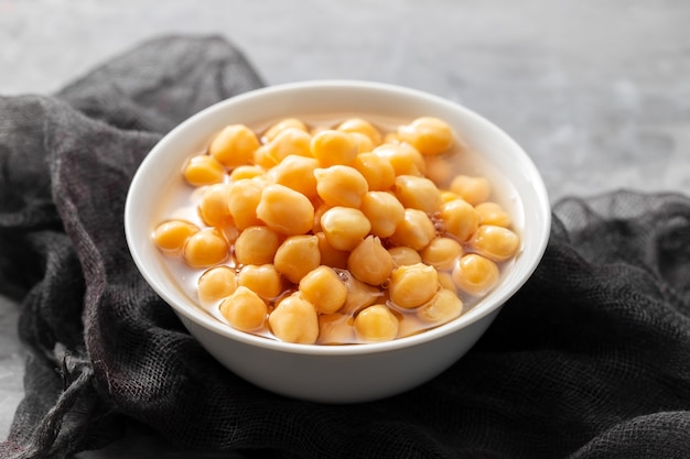 Pois chiches bouillis dans un bol blanc