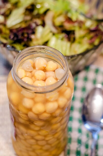 Pois chiches en conserve dans un bocal en verre