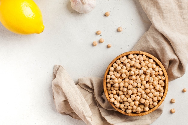 Pois chiches crus dans un bol en bois