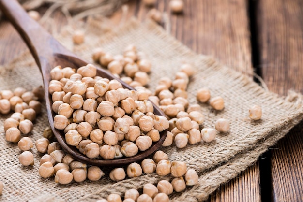 Pois chiches sur une cuillère en bois