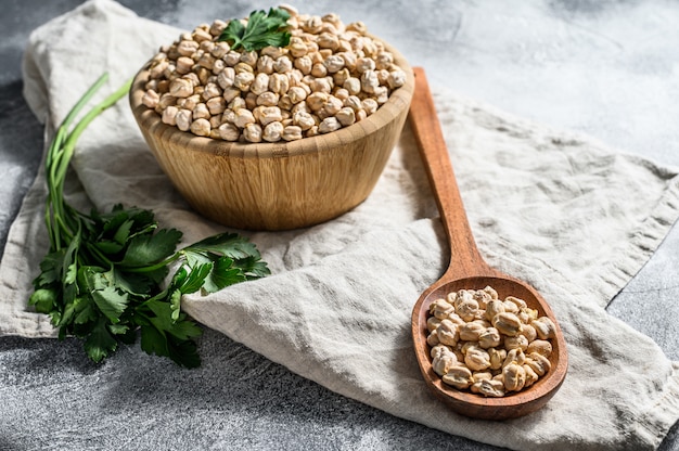 Pois chiches dans une cuillère en bois.