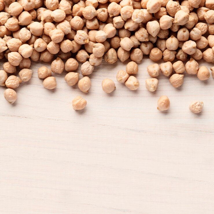 Pois chiches sur un fond en bois blanc