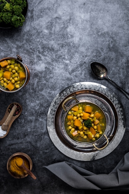 Un pois chiches indien et curry de citrouille servi dans des plats indiens