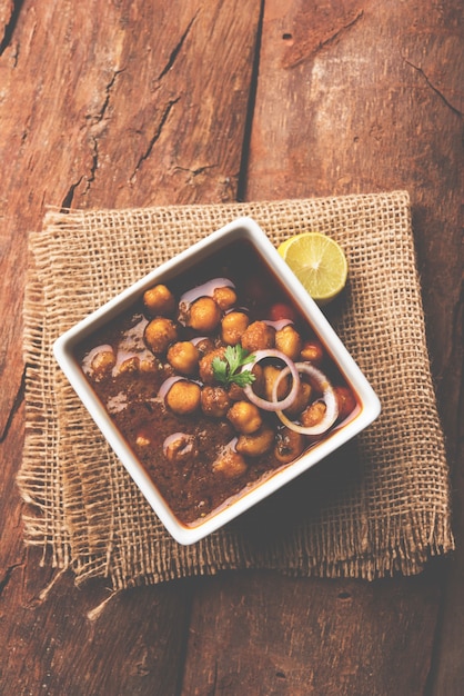 Pois chiches Masala - Chole masala ou curry choley, déjeuner traditionnel nord-indien, menu du dîner servi dans un bol en céramique, mise au point sélective