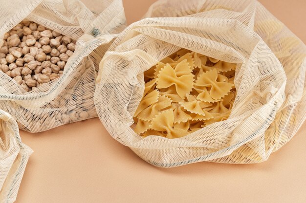 Pois chiches et pâtes dans un sac écologique en tissu réutilisable