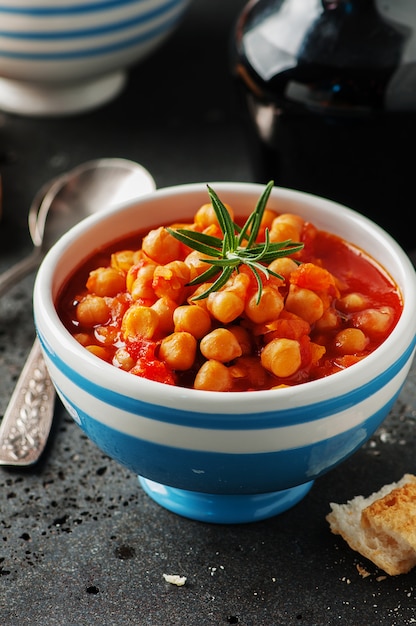 Pois chiches à la tomate, à la carotte et au romarin