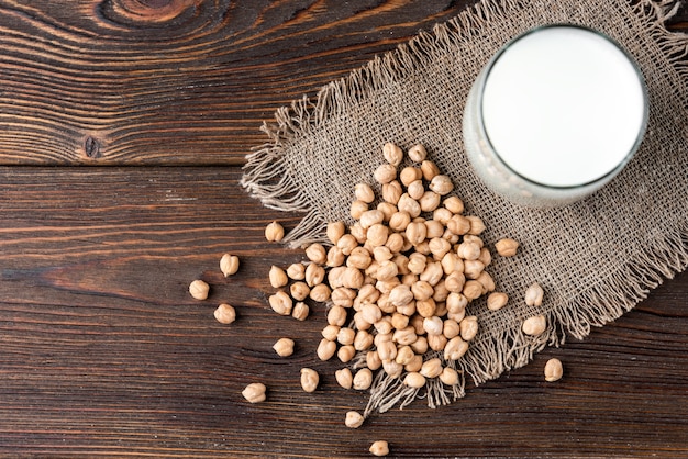 Pois chiches avec un verre de lait sur la table