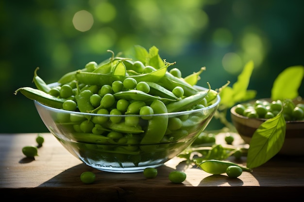 pois dans un bol en verre clair sur une table en bois derrière un fond vert flou concept de nourriture végétalienne