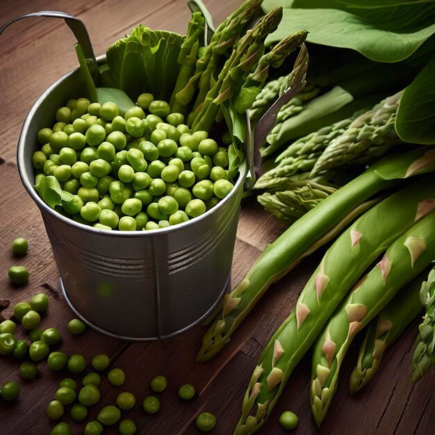 Pois épars d'un seau avec asperges laitue bok choy gousses vertes vue latérale sur un fond de bois