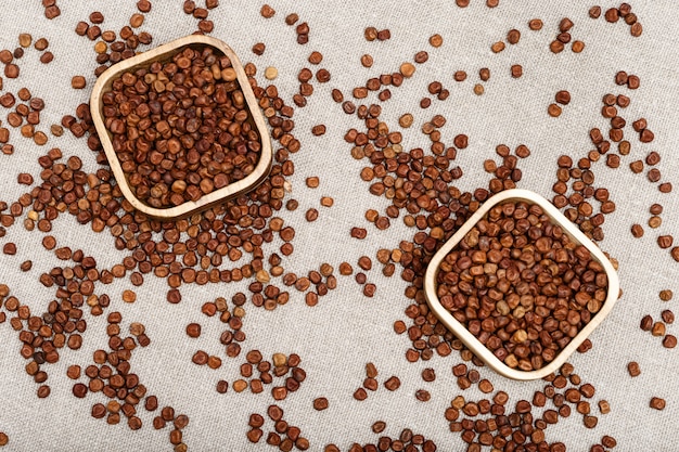 Pois gris dans des bols rustiques sur table en bois