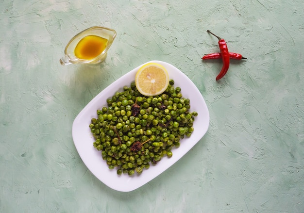 Photo pois indiens épicés. garniture indienne traditionnelle de pois verts frits aux épices.