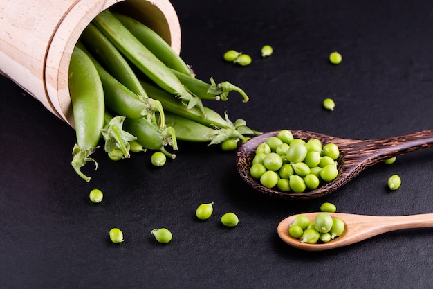 Pois mange-tout à la menthe sur un fond de bois rustique