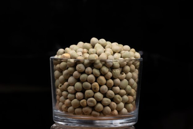 Pois non cuit dans un pot en verre sur table en bois