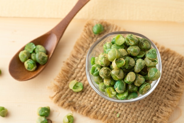 Pois salés dans un bol en verre sur une table en bois