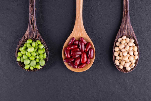 Pois sucré à la menthe sur fond de bois rustique