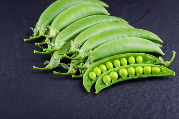 Pois sucré à la menthe sur fond de bois rustique