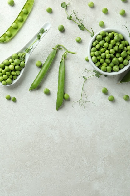 Pois vert frais sur fond blanc