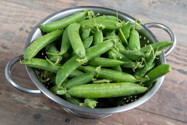 Pois verts bio sur la table en bois