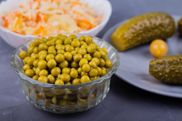 Pois verts à la choucroute et cornichons