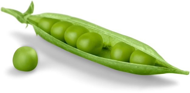 Des pois verts dans une gousse