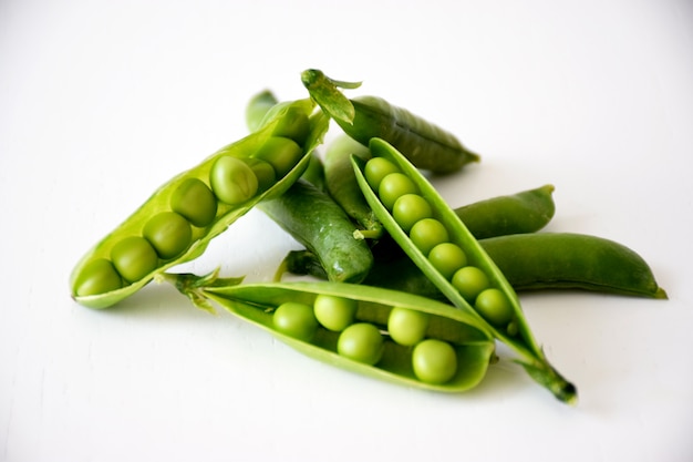 Pois verts frais bio sur fond blanc