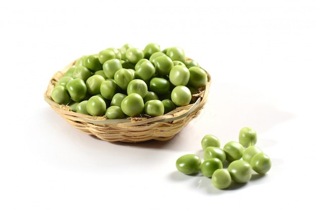 Pois verts frais dans le panier sur fond blanc