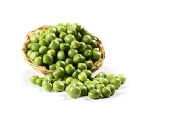 Pois verts frais dans le panier sur fond blanc