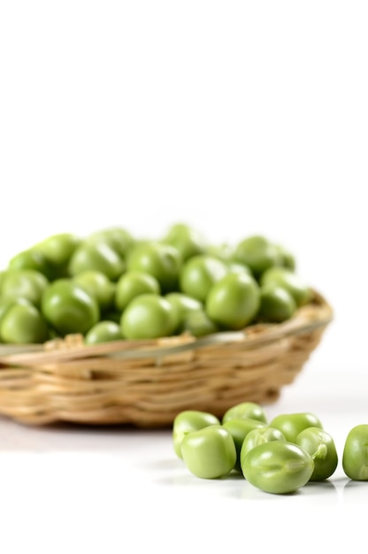 Pois verts frais dans le panier sur une surface blanche