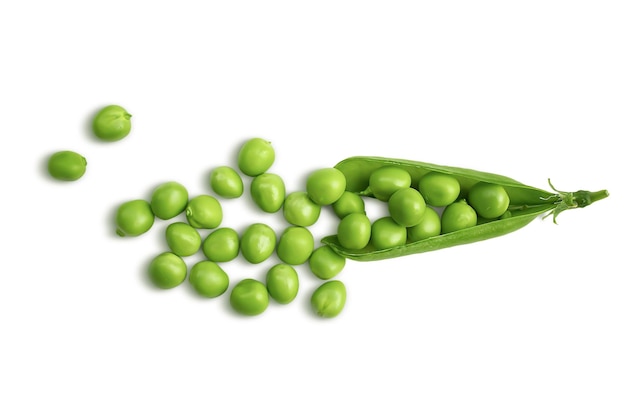 Pois verts frais épars sur fond blanc