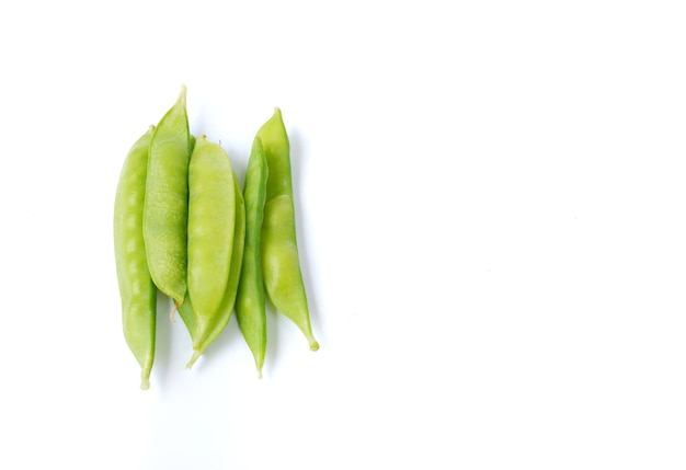 Pois verts frais isolé sur fond blanc