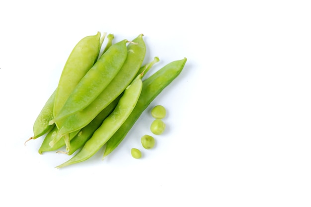 Pois verts frais isolé sur fond blanc