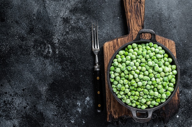 Pois verts frais surgelés dans une casserole