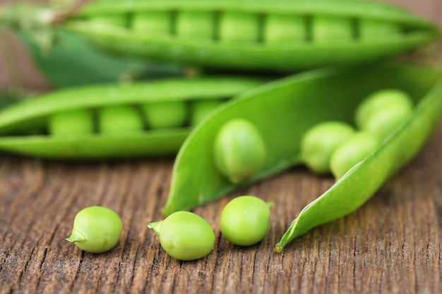 Pois verts frais sur table en bois